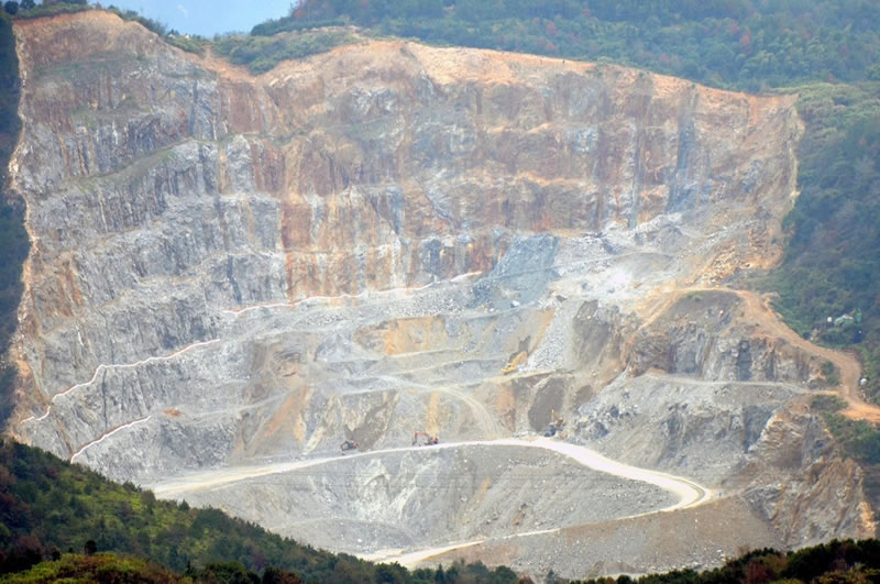 浙江西山村采石场 把大山挖成了悬崖